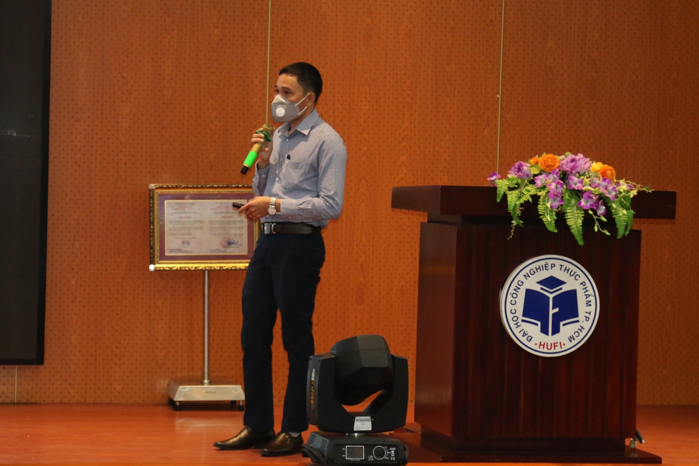 MSc. Hoang Van Thanh presents the topic: Optimization of spray-drying process to manufacture green tea powder and its characters 